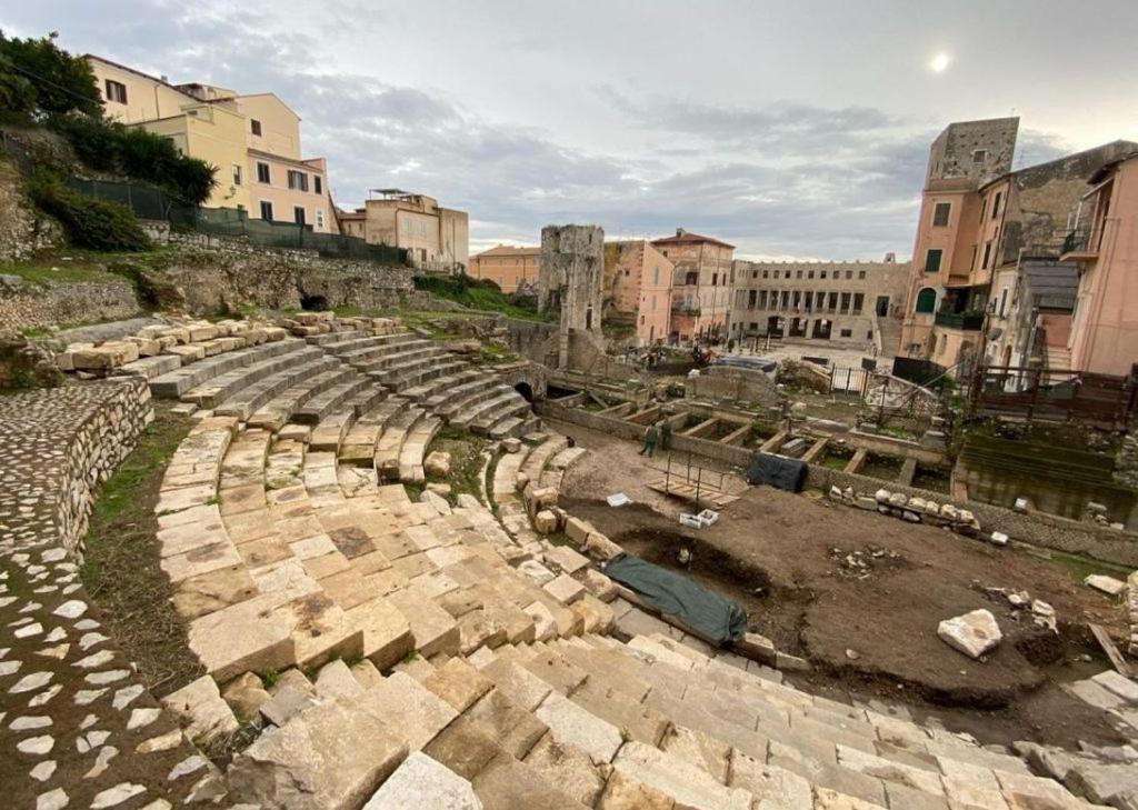 Luxury Suite - Teatro Romano - Duomo - Centro Storico Wi-Fi Terracina Exteriör bild