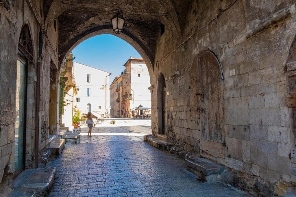 Luxury Suite - Teatro Romano - Duomo - Centro Storico Wi-Fi Terracina Exteriör bild